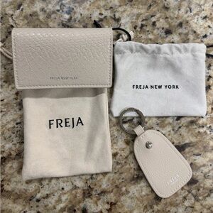 Freja New York Cream card holder and key chain